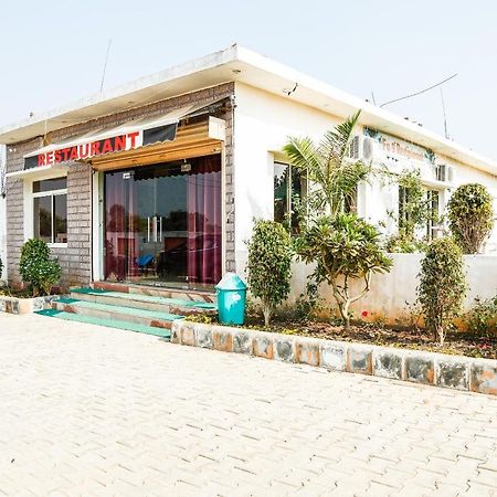 Oyo 23367 Farmsgreen Resort And Restaurant Orchha Bagian luar foto