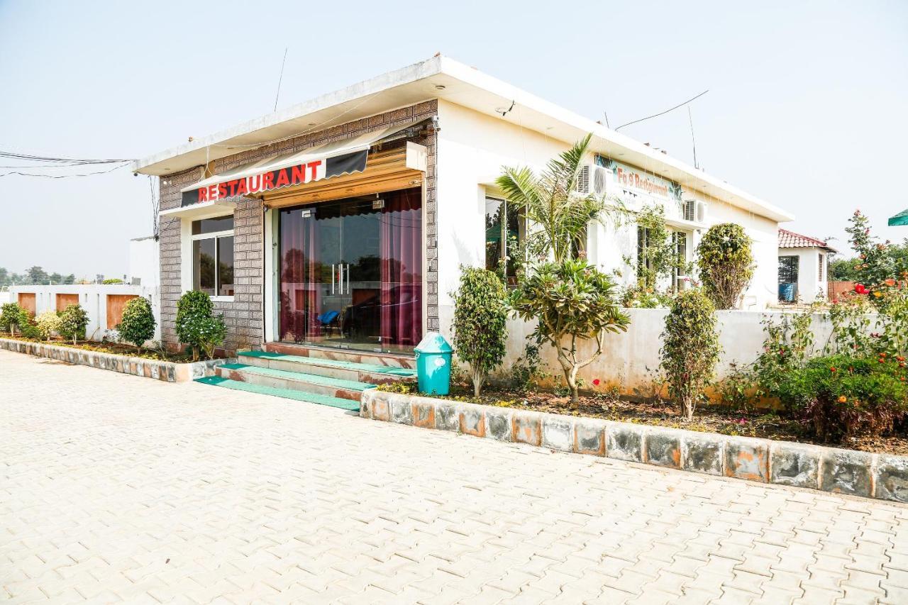 Oyo 23367 Farmsgreen Resort And Restaurant Orchha Bagian luar foto