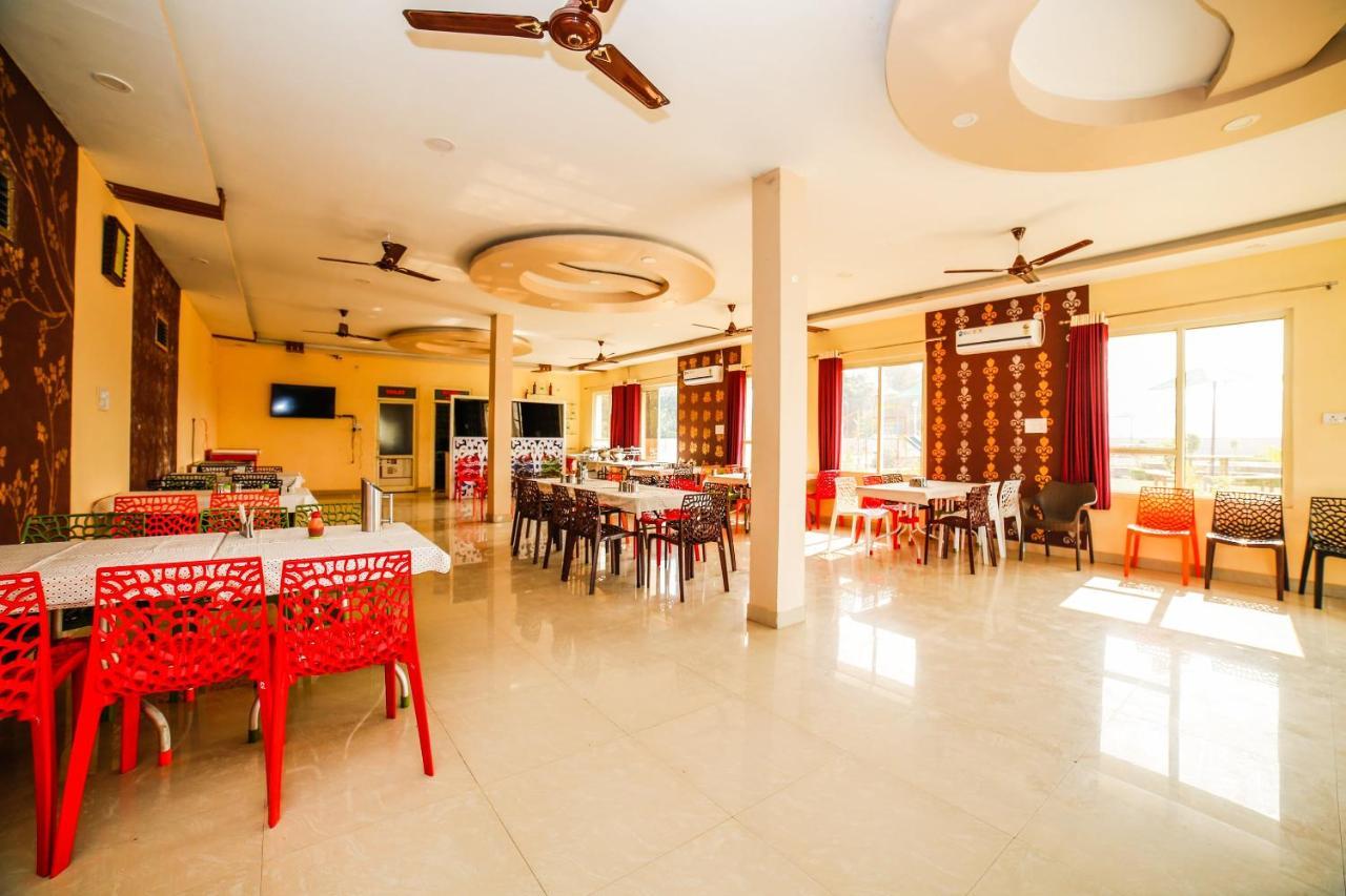 Oyo 23367 Farmsgreen Resort And Restaurant Orchha Bagian luar foto